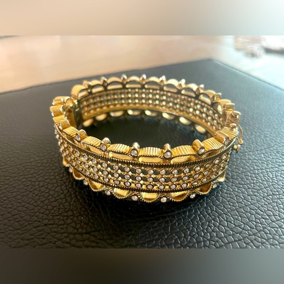 Jewelry - Gorgeous VINTAGE Gold And Crystal Filigree Ornate Bangle Bracelet